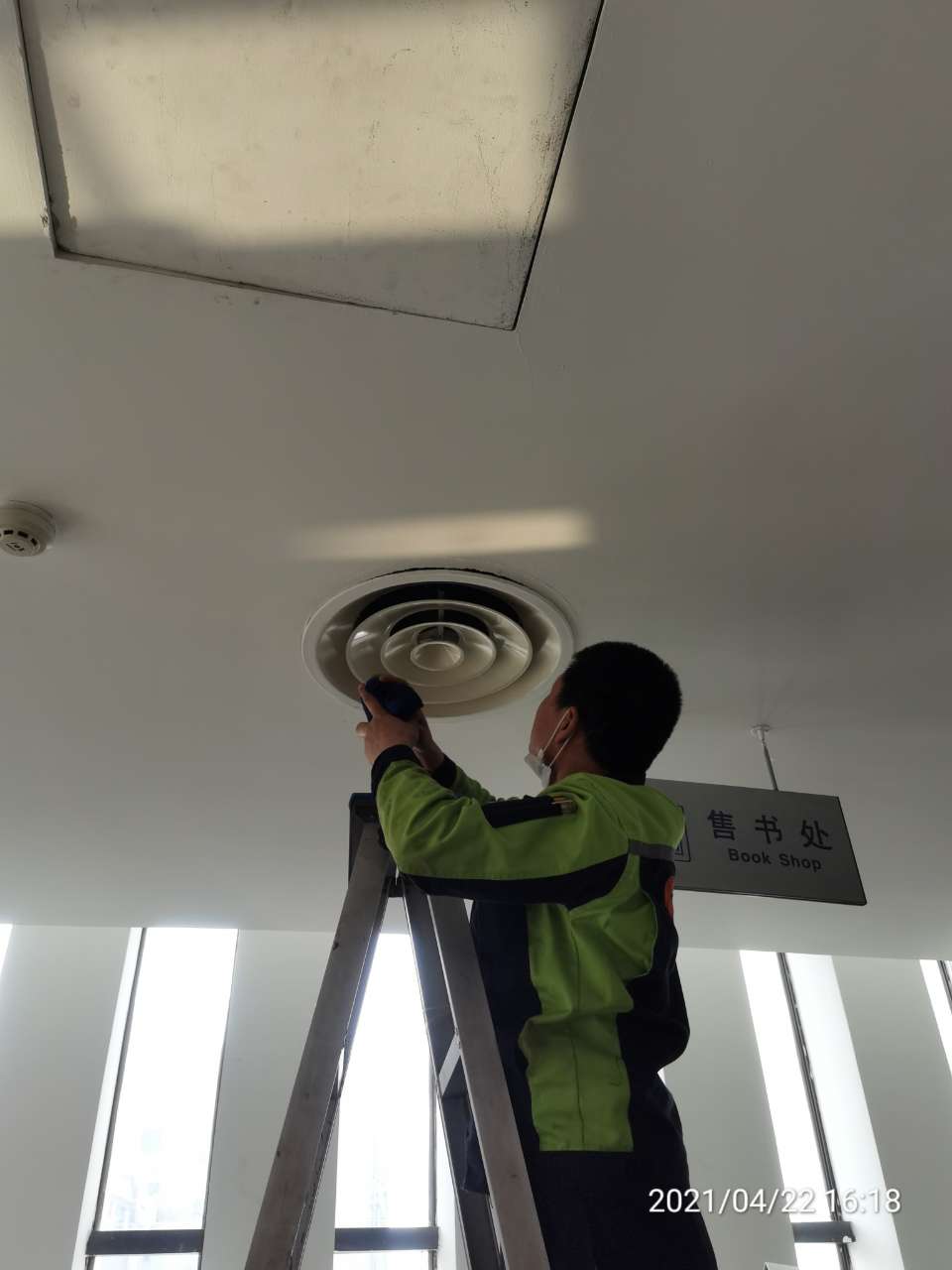 中央空調清洗多少錢？蒸發器、冷凝器、過濾器具體清洗措施與